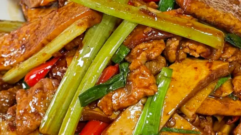 香干先煸芹菜快炒,一盘皖式小炒盛满家常清鲜滋味