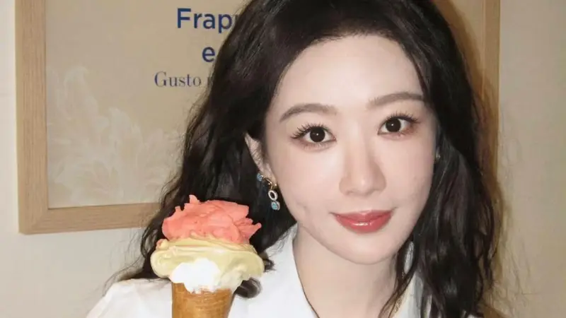 杨紫白衬衫粉裙造型百变 温婉大气状态亮眼