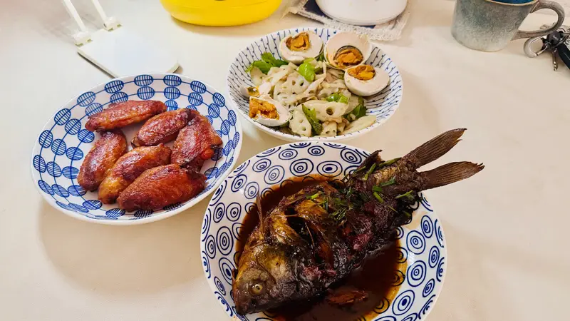 午餐烧了鱼,炒了藕,还烤了鸡翅