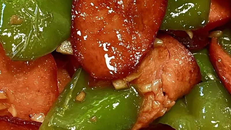 红肠炒辣椒:一道让你筷子停不下来的快手菜!