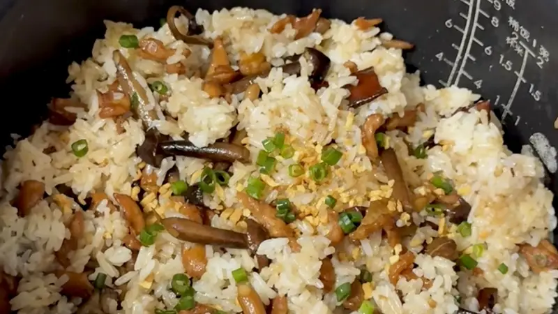 菌香鸡油焖饭：一锅端出的家常至味