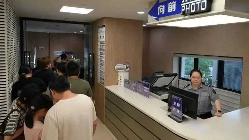 办身份证和出入境证件一站搞定!上海公安出入境开设夜间专场,暑期出去旅游更方便了