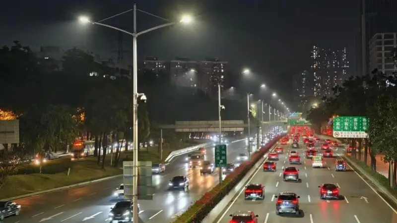 路灯更舒服了?深圳4.86万盏更新,高光效LED上岗