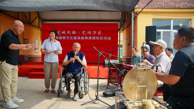 文化指导员走进敬老院,潍坊诸城以“陪伴式教学”文艺惠民