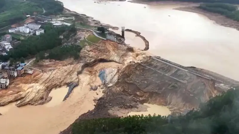 第1现场|六蓝水库缺口止水,洪水渐退,民众清淤重建家园