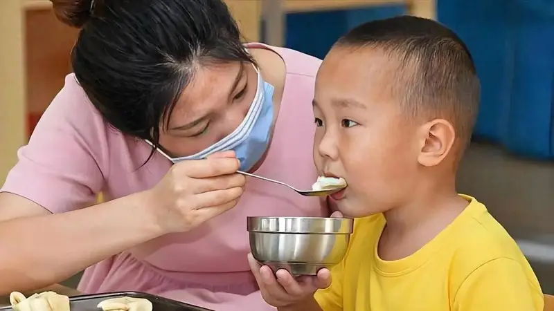 4种“错误的”喂饭,正在拖垮孩子的脾胃,很多家长却天天在喂!