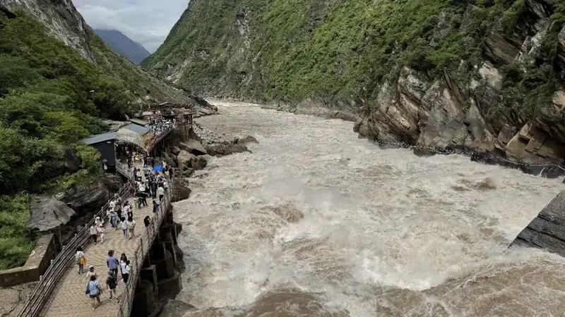 香格里拉虎跳峡景区:山体落石区域不在景区游览开放范围内,游览区域无安全隐患