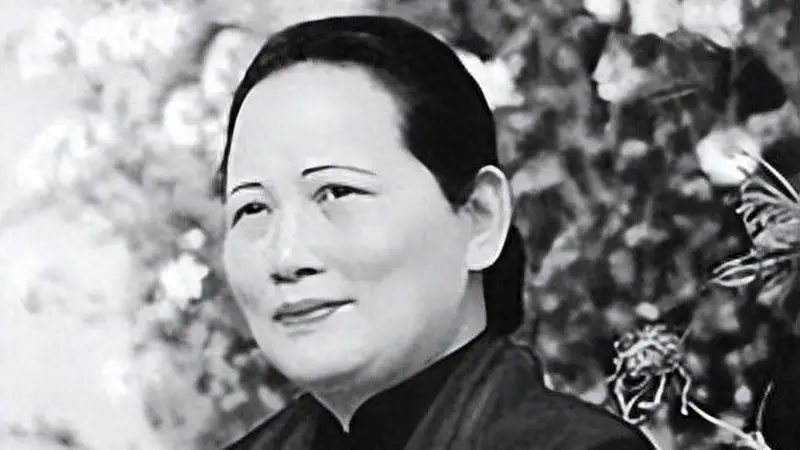 宋庆龄晚年含泪坦言:纪念碑那八个字,就是毛主席一生的墓志铭