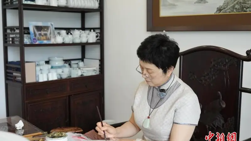 （文化中国行）粉彩瓷绘：方寸瓷器物 匠心续古香