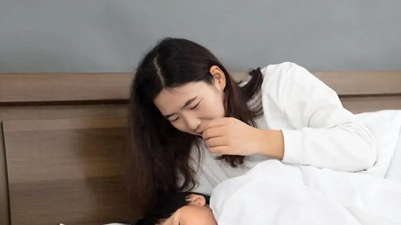 “跟妈妈睡”和“不跟妈妈睡”的孩子,不用等长大,差距就很明显
