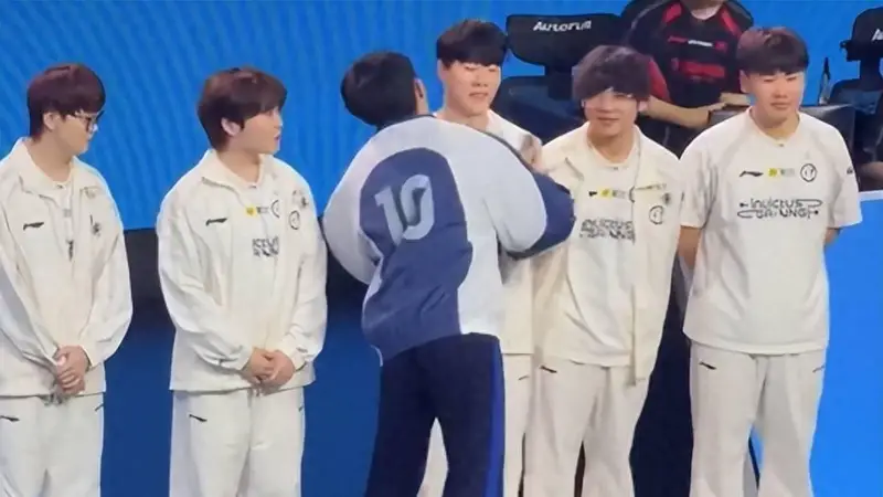 IG两连胜,Theshy现场差点被男粉强吻,迅速扭头躲开,有点吓人