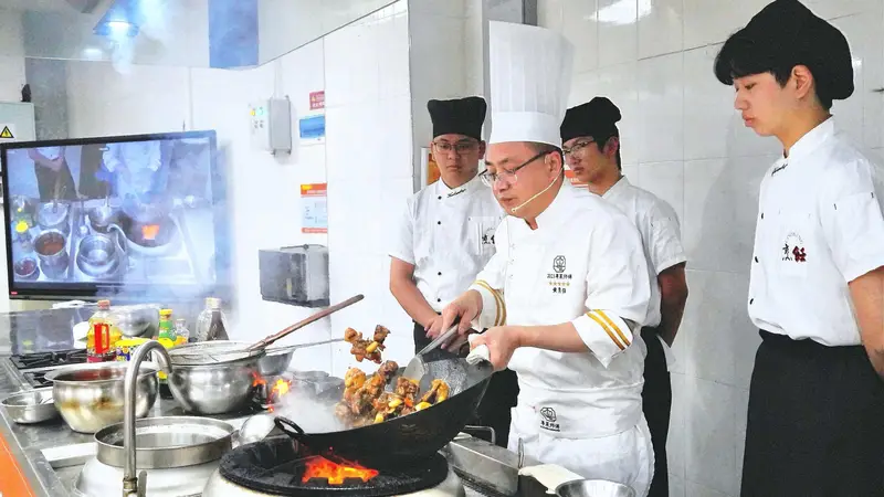 二十五载匠心烹粤味,黄勇强以技传香走向山海 | 粤菜师傅成长故事