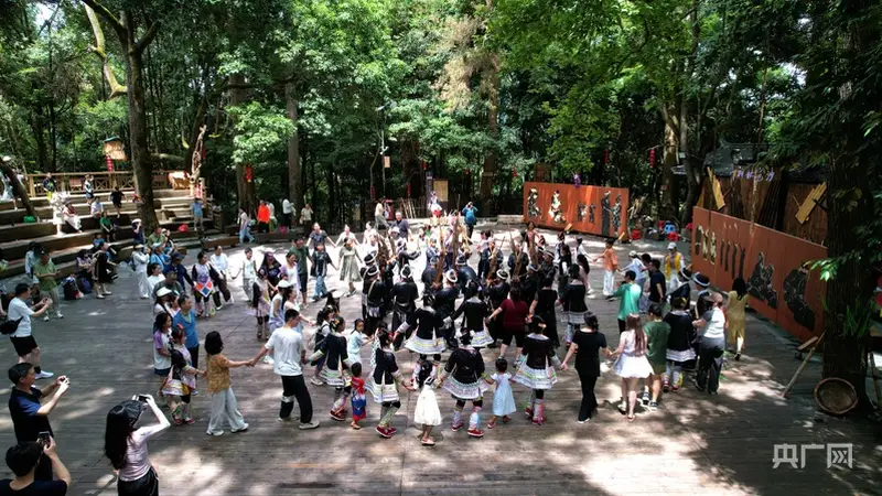 多彩民俗添活力!贵州从江岜沙苗寨文旅热度持续升温