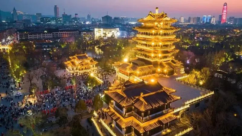 8月3日起,济南超然楼亮灯时间调整为每日19:30