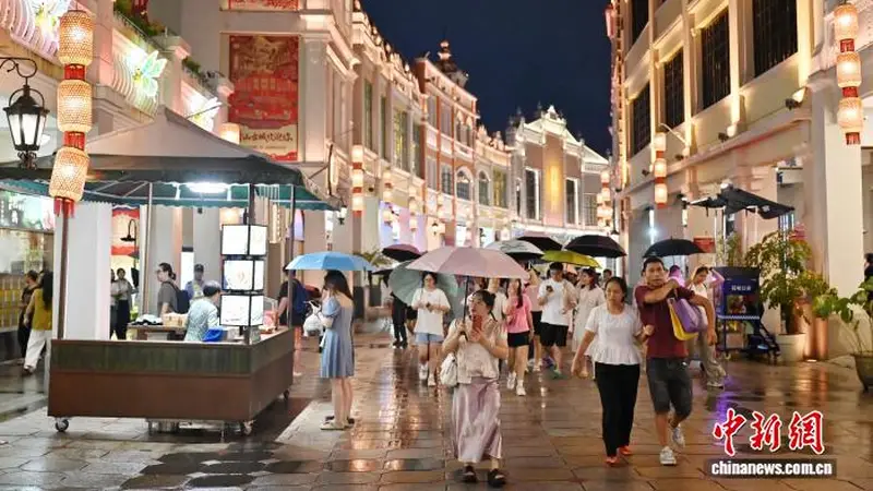 广东中山孙文西路步行街夜间旅游人气旺