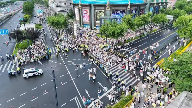 一场超大型演唱会的奔赴与守护