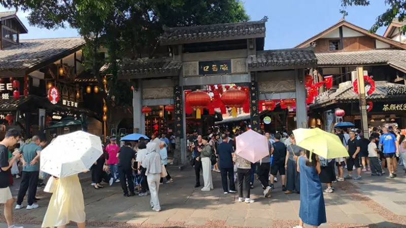 服务区到底靠啥赚钱?你以为只上了个厕所,其实你的脚步早被标价