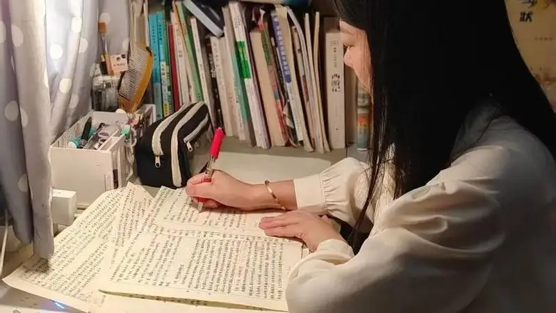 为鼓励初中生女儿，成都41岁妈妈考上985研究生