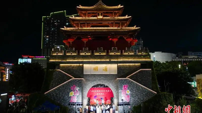 广西南宁：美食街夏夜“有好戏” 钟鼓楼里戏韵悠扬