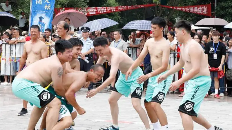 广西阳朔：抬关公抢花炮 两镇百年共一会