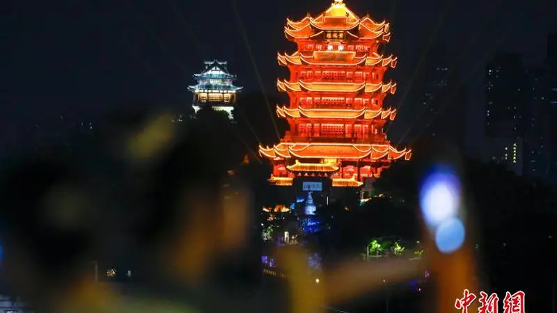 游客夜游武汉长江大桥 江风灯火两相宜
