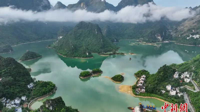 广西凌云县浩坤湖景色宜人