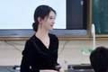 女老师穿“孕妇装”上课被举报，家长：薄如蝉翼，孩子上课都分心