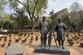 今天，为何这么多人循迹梁林路？