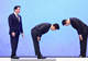韩国总统向财阀90度鞠躬,甚至“原本想行跪拜大礼”