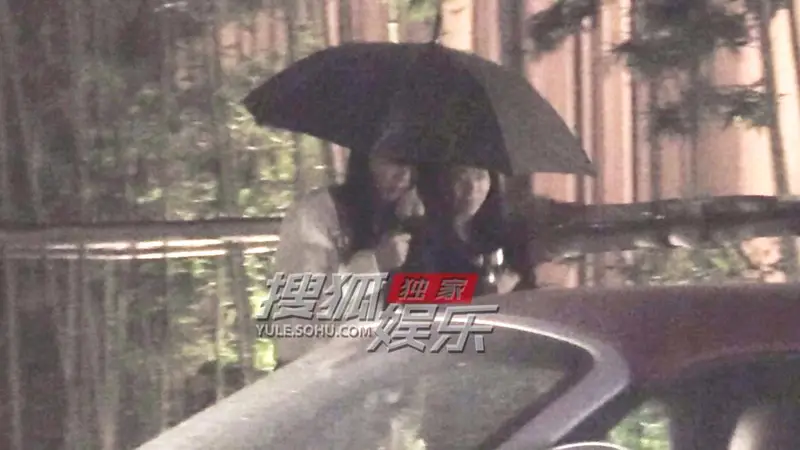 刘涛雨夜撑伞搂着助理一路小跑 全程温柔细心体贴