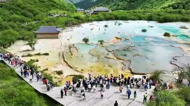 四川九寨沟一男子被挤入钙化池,围栏要不要设?
