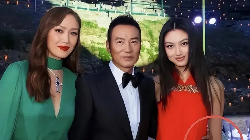71岁任达华香港素颜逛街像50+,闺女太火辣,胸大腿长有明星范