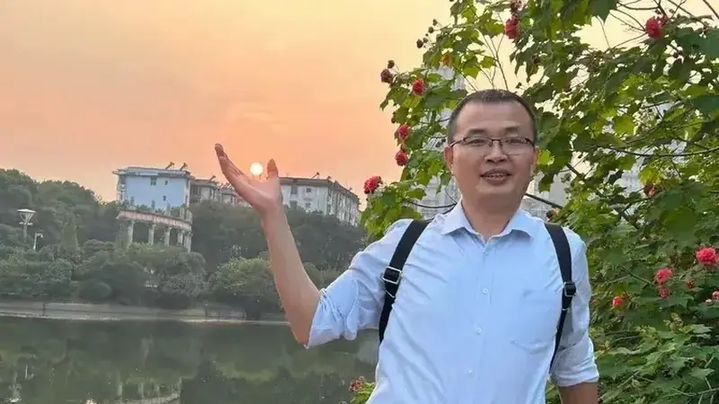 新余抱石公园艺峰塔赋——丙午初伏携妻伴母游抱石园作