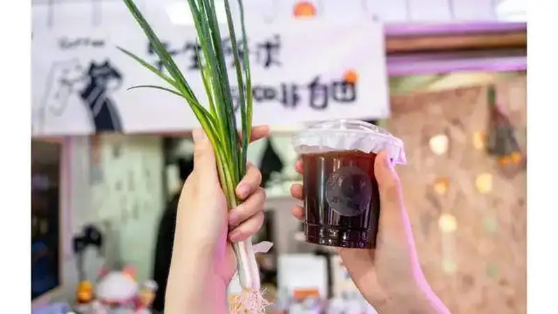 一杯美式不到6元,还送一把小葱,咖啡店开进菜市场,是一门好生意吗?