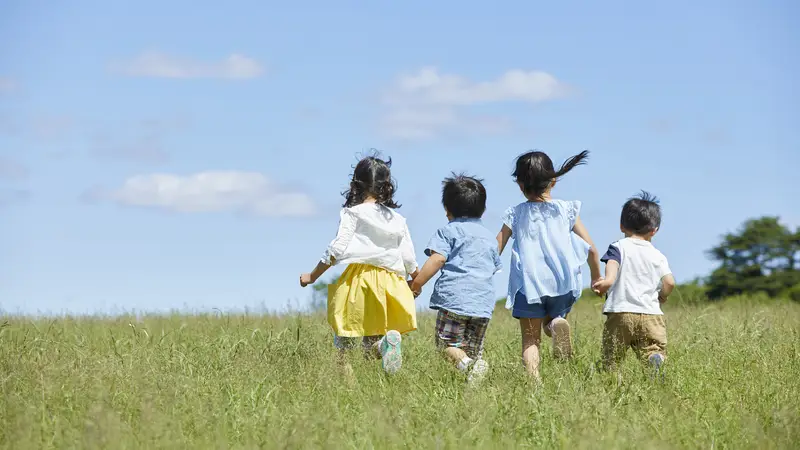 夏天孩子防晒,很多家长会陷入五个误区,若不及时改正,孩子长大后癌症、白内障容易找上门来
