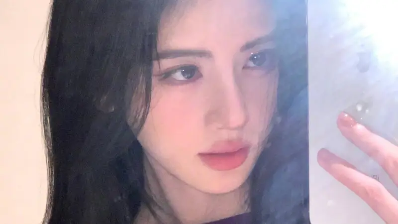 鞠婧祎穿暗紫色挂脖连衣裙 对镜自拍柔媚纯欲
