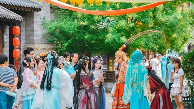 河南省洛阳市老城区:汉服漫游引燃暑期市场 洛邑古城激活文旅新动能