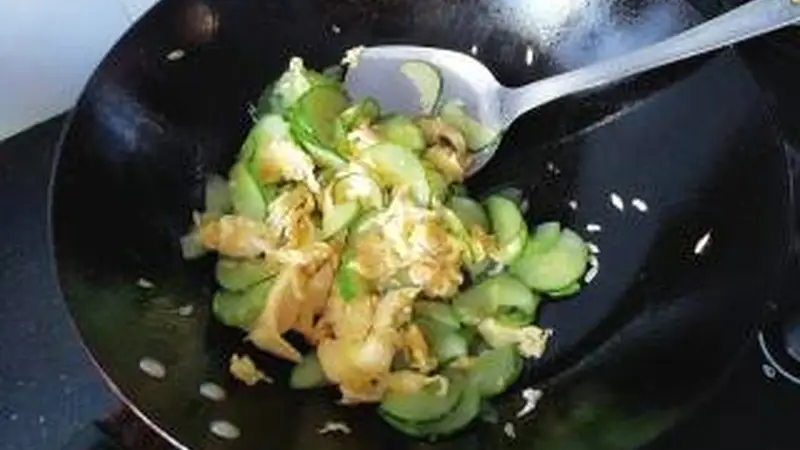 黄瓜炒鸡蛋做法:先炒鸡蛋?先炒黄瓜?记住“腌炒”顺序,鸡蛋嫩且黄瓜脆而不出水!