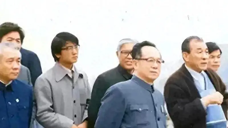 谷牧站着讲话不落座,工作人员善意提醒,谷:他在台下,我敢坐吗
