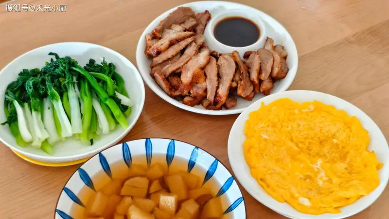 孩子爱吃的午餐，有肉有菜有荤有素，简单好做营养又好吃