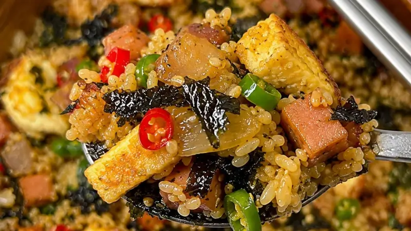 满碗都是料!海苔碎遇上煎午餐肉,这碗藜麦拌饭香到舔盘子。
