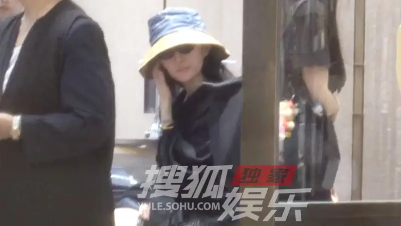 独家:刘亦菲逛街挑选首饰 披肩配草帽慵懒温柔