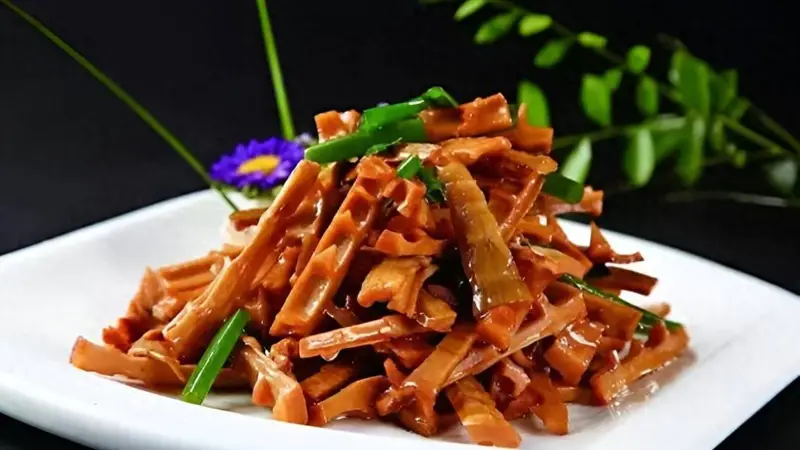 不想吃肉的时候，买两根春笋，油润入味，好吃又解腻