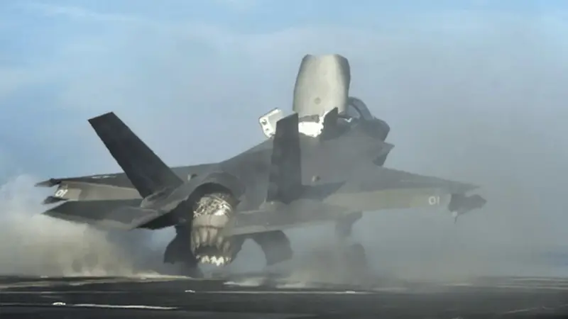 又双叒摔了!美军F-35B在加州坠毁,飞行员弹射逃生