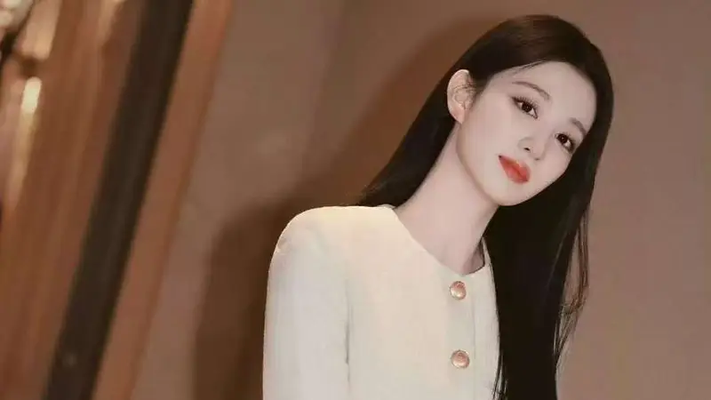 王楚然穿米白色收腰小香风套装 温婉雅致贵气动人