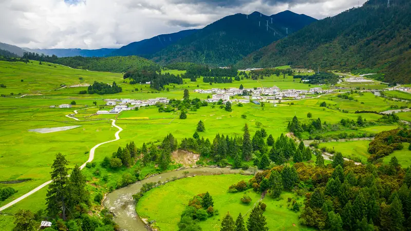用几日时间远离日常居所,去往乡野海滨慢慢停留,不设固定行程,随心境欣赏沿途偶遇的各类风景