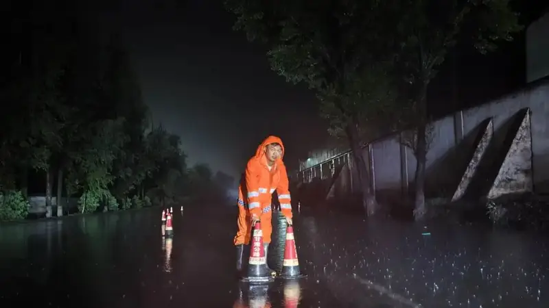 【雨汛夜巡】一夜山雨,半程新路
