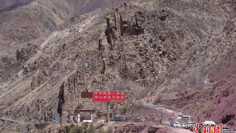 滇藏公路通车50周年:穿越横断山的现代之路