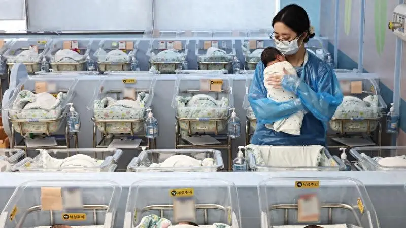 韩国放弃苦劝“丁克族”生孩子,投入280万亿后,效果立竿见影?
