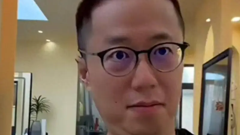 TES惨败最大受害者,米勒染红色寸头,女儿全程不敢直视